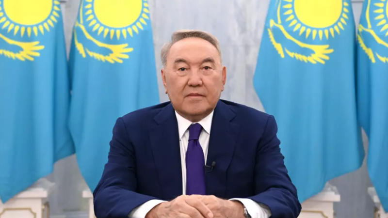 Назарбаев лишился статуса академика Академии наук Казахстана