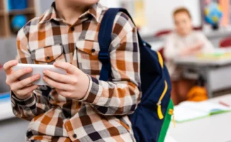 Смартфоны убивают успеваемость: казахстанские школы внедрят новые меры