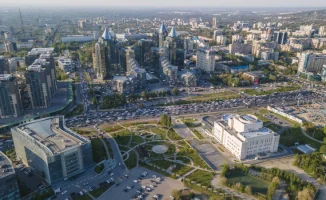 Алматы: Казахстанские депутаты предлагают学生ам начать учебу раньше, чтобы снять пробки