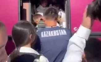 Школьники в Жибек жолы борются за места в переполненных автобусах до школ