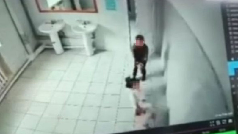 В Таразе мальчики затащили девочку в туалет: видео произошло в интернате