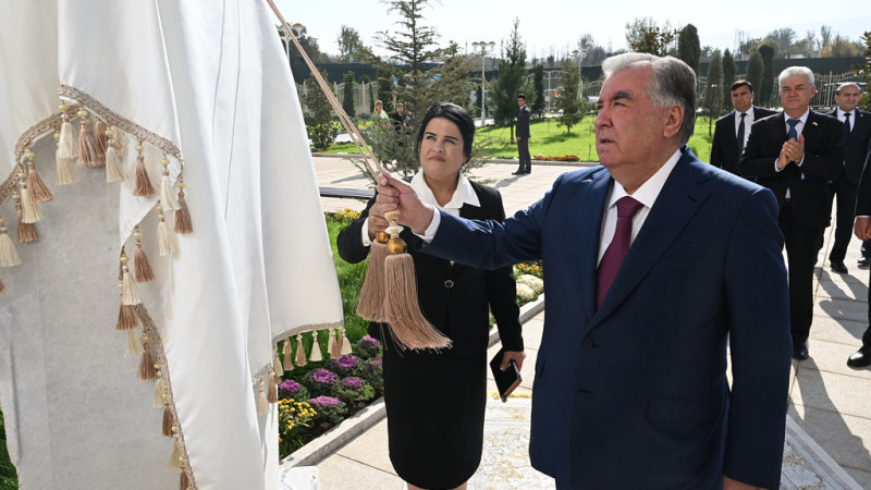 В родном посёлке Рахмона открылась школа его имени