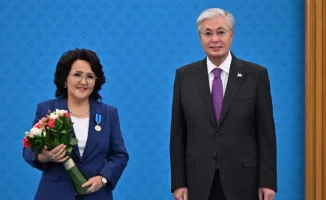Учителей наградили: золото знаний в руках Токаева