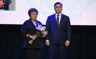 Шымкент: Более 2000 педагогов отмечают заслуги учителей