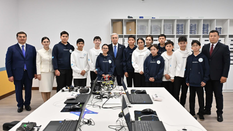 Токаев оценивает работу творческой академии в Кызылорде