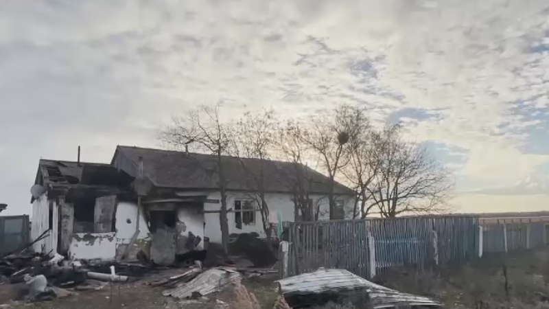 В Акмолинской области отец и сын спасли троих детей из огня