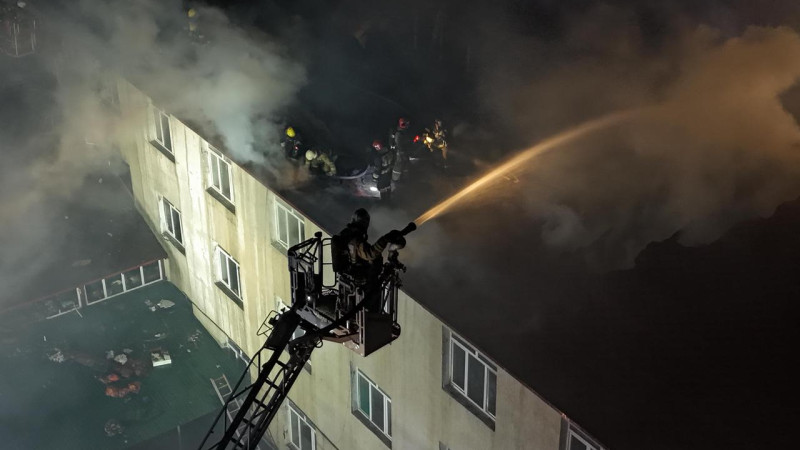 Аким Алматы Дархан Сатыбалды и руководство прибыли на место пожара в детдоме