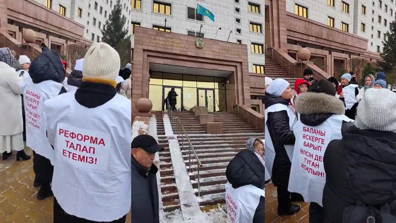 Женщины требуют внимания к вопросам военнослужащих у Дома министерств в Астане