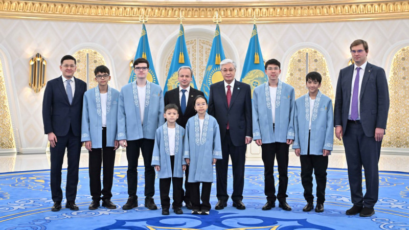 Токаев встречается с юными шахматными чемпионами мира