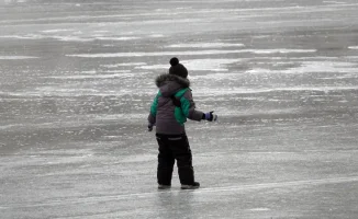 Казахстан: астанчане рискуют здоровьем, гуляя по льду Ботанического сада с детьми
