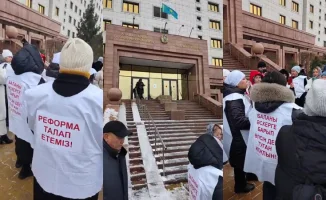 Женщины требуют внимания к вопросам военнослужащих у Дома министерств в Астане