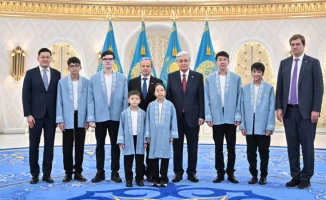 Токаев встречается с юными шахматными чемпионами мира