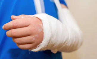 В Актобе школьник получил перелом руки: конфликт с старшеклассниками и обвинение в избиении