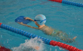 Казахстан вводит уроки плавания в школы для повышения безопасности детей на воде