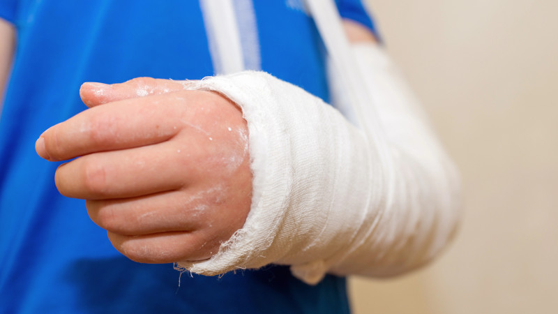 В Актобе школьник получил перелом руки: конфликт с старшеклассниками и обвинение в избиении