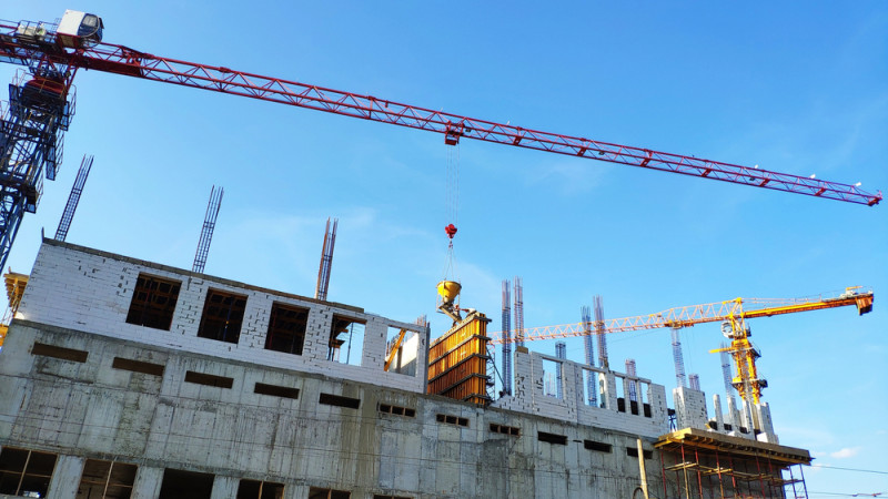 Долгострои в Атырау: подрядчики не успевают строить школы