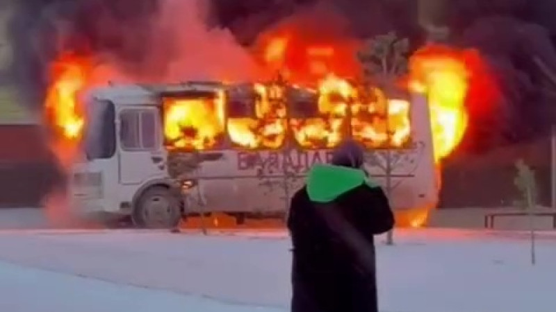 Пассажирский автобус загорелся у школы в Косшы сегодня утром