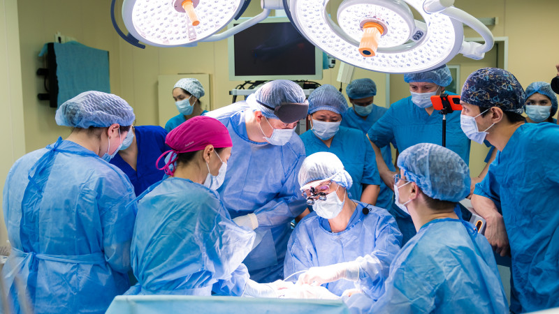 Ведущие японские хирурги проводят высокотехнологичные операции детям в Казахстане