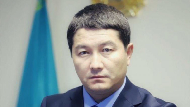 Аким Мангистауской области раскрывает личный опыт признания отцовства и алиментов, влияя на общество