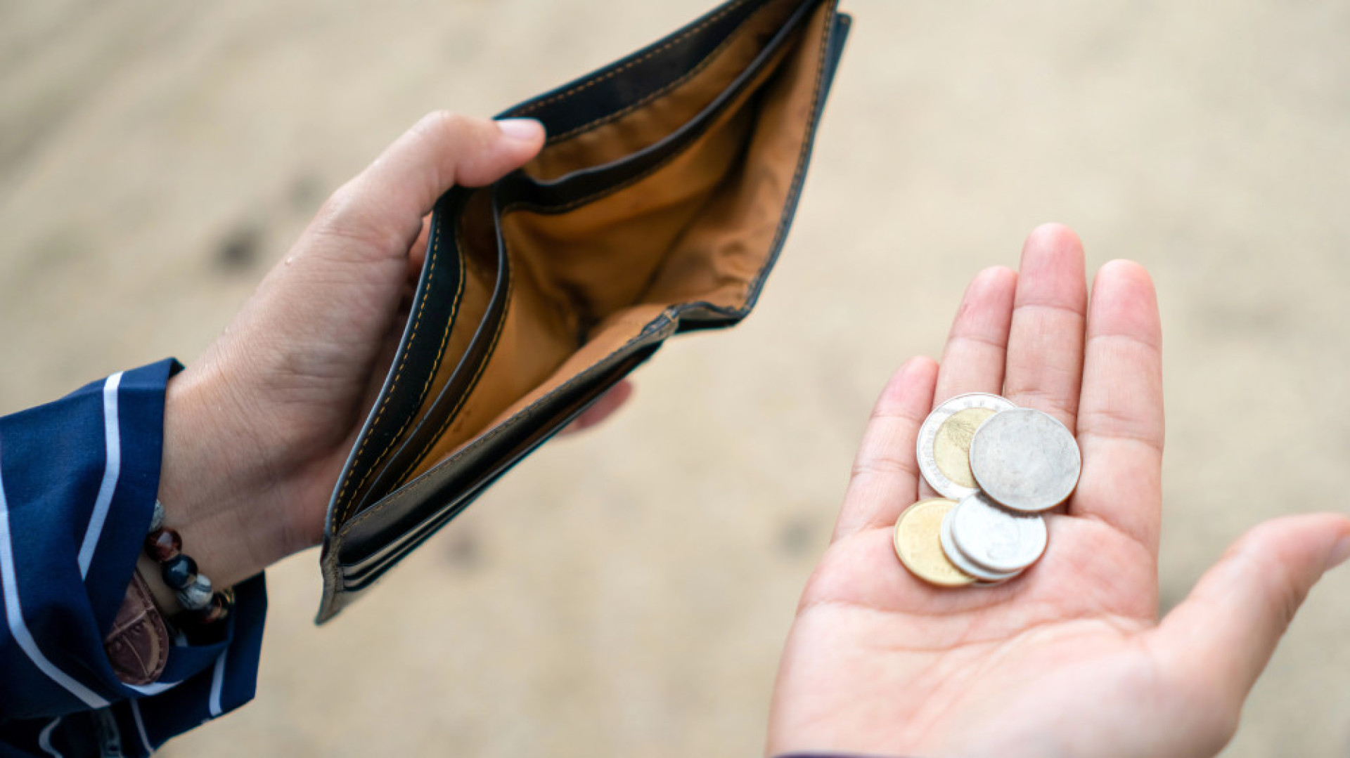 Пустой кошелек и монеты