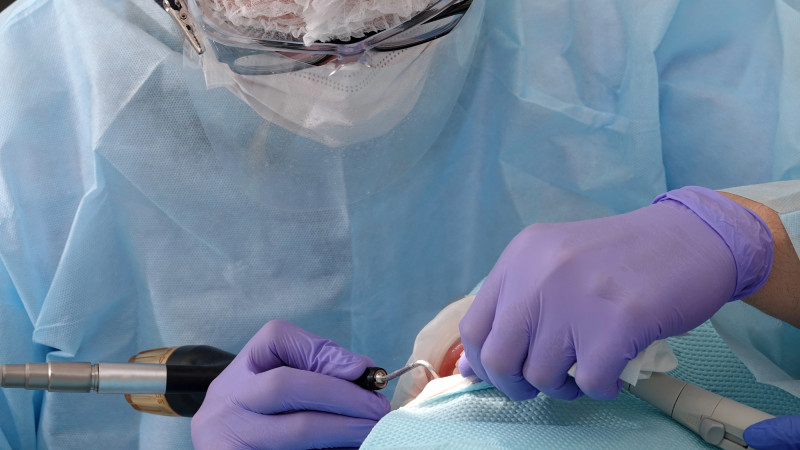 Суд в Астане: допрос стоматолога по делу о смерти девочки под наркозом продолжается