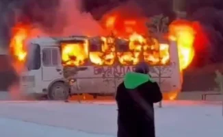 Пассажирский автобус загорелся у школы в Косшы сегодня утром