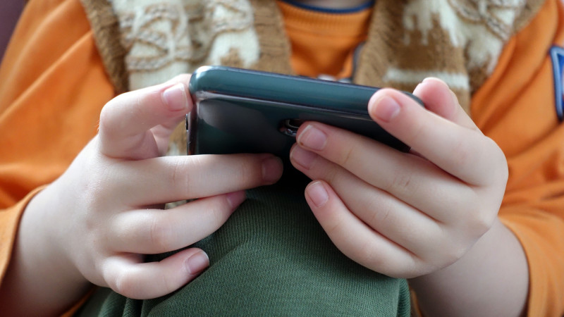 Запрет соцсетей для детей в Казахстане: возможные риски и последствия для будущего поколения