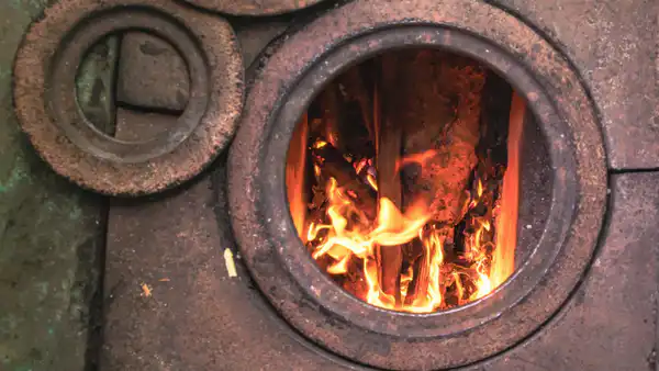 Пожар в Ольшанке: трагедия пятилетней девочки поднимает вопросы о безопасности детей в家庭