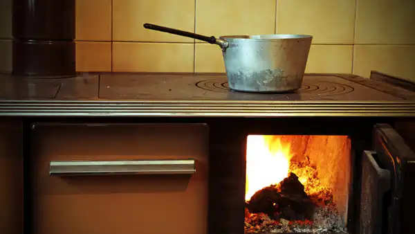 Пепел горя: в Ольшанке огонь унес детскую жизнь, мать в утрате нуждается в помощи