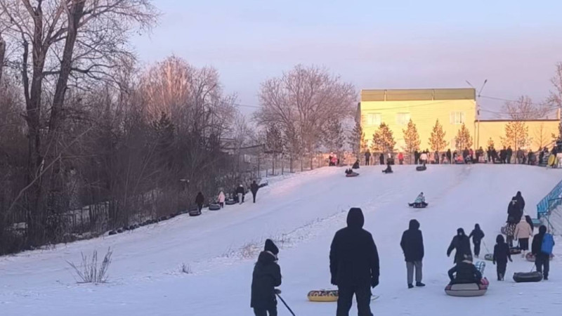 Павлодар: опасную горку засыпали после травмы ребёнка