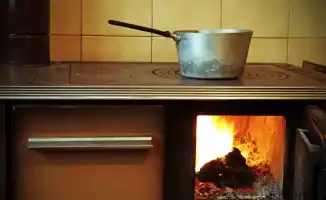 Пепел горя: в Ольшанке огонь унес детскую жизнь, мать в утрате нуждается в помощи