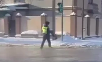 Полицейский из Павлодара растрогал соцсети своим поступком с ребёнком