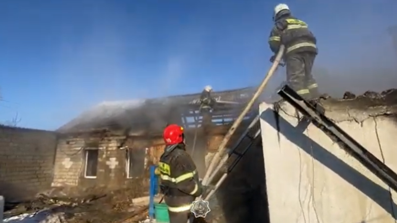 Кадры спасения детей после пожара в Павлодарской области
