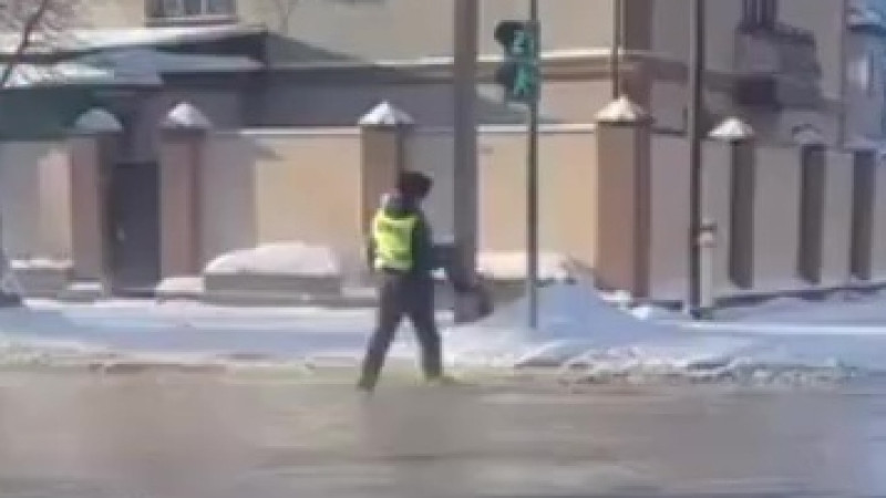 Полицейский из Павлодара растрогал соцсети своим поступком с ребёнком