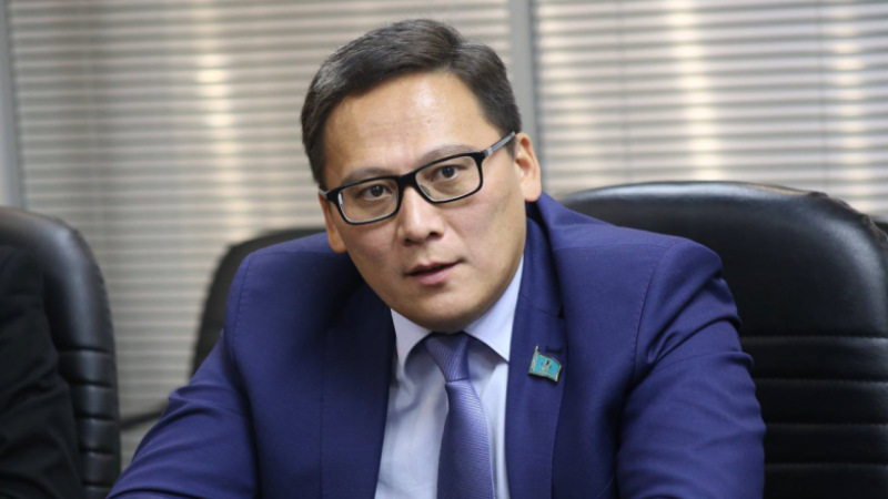 Осуждённый экс-ректор МУИТ Дамир Шыныбеков замечен в ТРЦ: объяснение КУИС