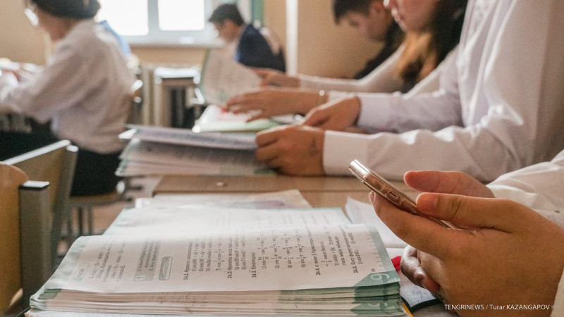 Казахстан готовится к полному запрету смартфонов в школах