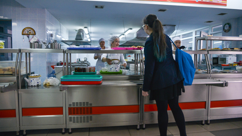 Смартфоны на заднем плане: дети в классе без экранов и с учебными победами