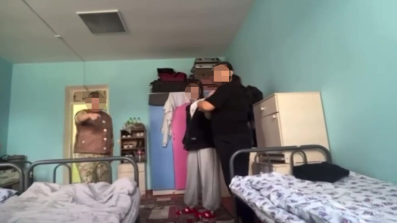 Студентки и уборка: Мужские комнаты под прицелом видео!