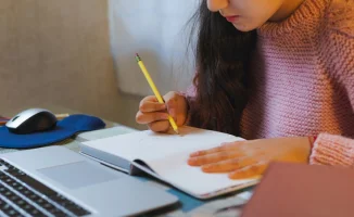 Школьники и студенты колледжей на севере и востоке страны переходят на дистанционное обучение