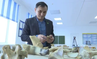 Учитель из Казахстана прививает детям терпение через резьбу по кости