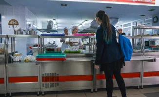 Смартфоны на заднем плане: дети в классе без экранов и с учебными победами