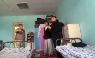 Студентки и уборка: Мужские комнаты под прицелом видео!