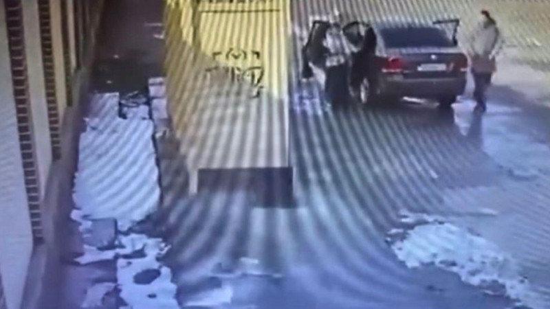 В Таразе неизвестные пытались увезти 13-летнюю девочку на авто