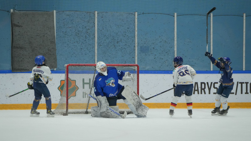 Ледовая дуэль поколений: юные таланты встретились с мастерством 'Барыса'