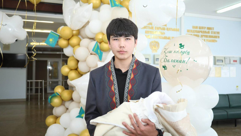 В Мангистау родился малыш: торжественная выписка и уникальное имя