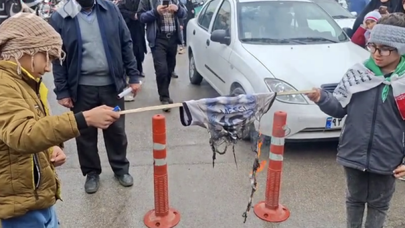 В Иране дети сожгли футболки Месси на марше 'Аль-Кудс'