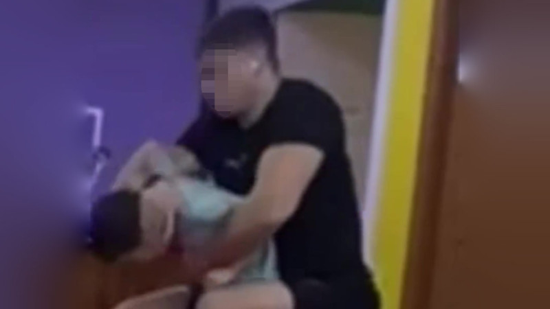 Родители воспитанников Алматы в шоке: тренер жестоко обращается с детьми на видео