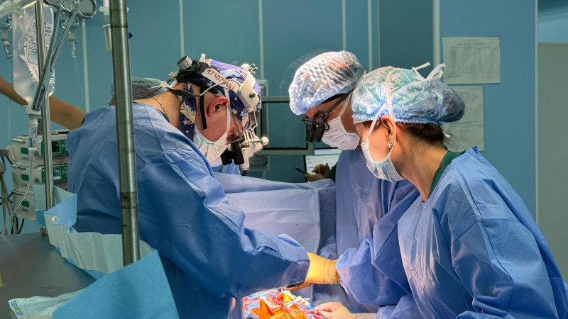 В Актобе кардиохирурги спасают сердца новорожденных