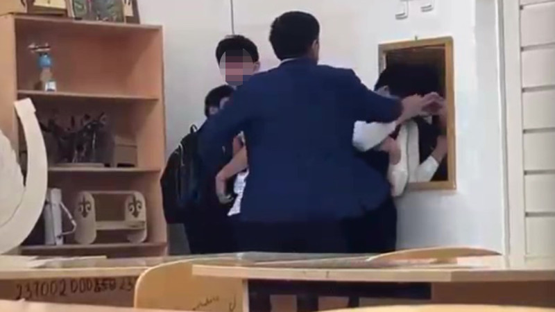 Учитель стал жертвой шквала: увольнение после резонансного инцидента в Астане